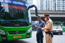 H&agrave; Nội: Đồng loạt ra qu&acirc;n tổng kiểm so&aacute;t phương tiện kinh doanh vận tải