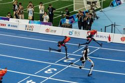 Robot Trung Quốc phá kỷ lục chạy 100 m, vượt qua huyền thoại Usain Bolt