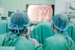 Phát hiện 2 ung thư và 39 polyp đại tràng sau một tuần đi ngoài ra máu