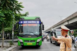 CSGT H&agrave; Nội siết chặt kiểm so&aacute;t an to&agrave;n từ xe kh&aacute;ch đến xe tải