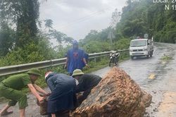 Công an các xã miền biên viễn căng mình giúp dân khắc phục hậu quả mưa lũ