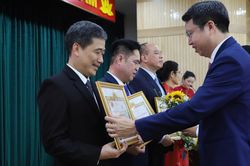 Phường Cửa Nam trao tặng Huy hiệu Đảng đợt 2/9