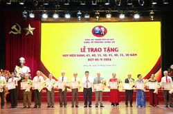 Nhiều địa phương của Hà Nội trao tặng Huy hiệu Đảng cho các đồng chí lão thành cách mạng