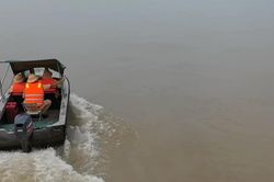Cảnh s&aacute;t đường thủy ứng ph&oacute; mưa lớn, nước s&ocirc;ng d&acirc;ng cao