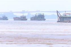 Hạn chế giao thông đường thủy trên sông Hồng phục vụ diễn tập