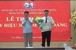 Đảng ủy Tòa án nhân dân tỉnh trao tặng Huy hiệu 30 năm tuổi Đảng cho đảng viên