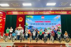 Chương trình 'Tiếp bước em đến trường - Chắp cánh ước mơ' tại phường Thục Phán