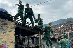 Đồn Biên phòng Đàm Thủy hỗ trợ 2 hộ dân khắc phục hậu quả thiên tai