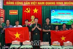 Trao 100 suất quà, góp phần thắt chặt tình quân dân