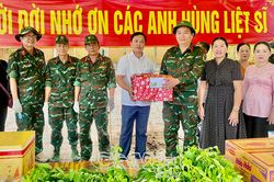 Thăm, động viên lực lượng làm nhiệm vụ lấy mẫu hài cốt liệt sĩ tại Nghĩa trang Liệt sĩ U Minh