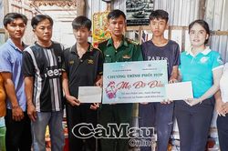 Ấm &aacute;p những phần qu&agrave; trao gửi học sinh mồ c&ocirc;i