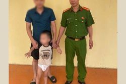 Công an xã Quảng Bị xác minh, đưa cháu bé đi lạc về với bố
