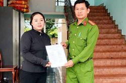 C&ocirc;ng an hỗ trợ người phụ nữ nhận lại 100 triệu đồng chuyển nhầm