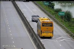 Không giữ khoảng cách an toàn trên cao tốc, 2 tài xế xe khách bị phạt