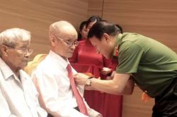 Bộ trưởng Lương Tam Quang trao tặng Huy hiệu cho đảng vi&ecirc;n 80 năm tuổi đảng