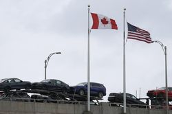 Canada áp thuế trả đũa Mỹ