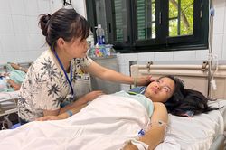 Bố mất, mẹ bỏ đi, bé gái Nùng 15 tuổi gặp nạn, người cô vay 80 triệu cứu cháu