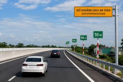 Tài xế băn khoăn cách giữ khoảng cách trên cao tốc khi xe khác bất ngờ chèn vào