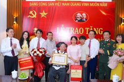 Đại tướng Nguyễn Trọng Nghĩa trao Huy hiệu 80 năm tuổi Đảng tại Huế