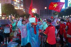 Người dân TP.HCM 'đội mưa' cổ vũ tuyển Việt Nam