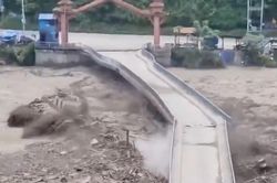 Cận cảnh lũ quét 'tử thần' cuốn trôi làng mạc, đập nước ở Nepal - Trung Quốc