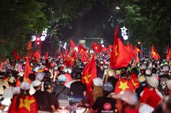 Hà Nội, TP.HCM rực đỏ trong đêm, vạn người 'đi bão' mừng Việt Nam vô địch