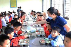 Không để 'khoảng trống' trong kiểm soát chất lượng bữa ăn bán trú