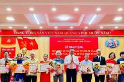 Phường Văn Miếu - Quốc Tử Giám trao Huy hiệu Đảng dịp 2-9 tặng 245 đảng viên