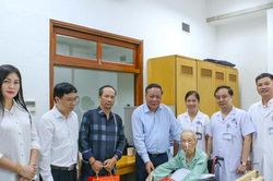 Ph&oacute; B&iacute; thư Th&agrave;nh ủy Nguyễn Văn Phong thăm, tặng qu&agrave; đồng ch&iacute; L&ecirc; Đức V&acirc;n