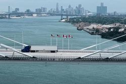 Mỹ - Canada bước v&agrave;o v&ograve;ng trả đũa thuế quan mới