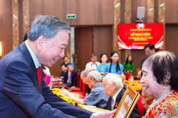 Các đồng chí lãnh đạo Đảng, Nhà nước trao Huy hiệu đảng tặng đảng viên lão thành đợt 2-9