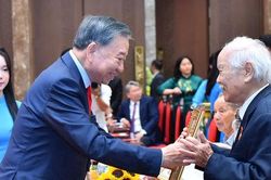 Tổng Bí thư, Chủ tịch nước Tô Lâm trao Huy hiệu Đảng tặng các đảng viên lão thành Thủ đô