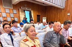 Phường Ph&uacute; Diễn trao tặng Huy hiệu Đảng cho 275 đảng vi&ecirc;n