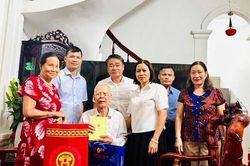 Phường Ho&agrave;ng Mai thăm, tặng qu&agrave; người c&oacute; c&ocirc;ng dịp Quốc kh&aacute;nh 2/9