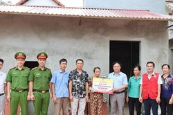 Xã Tiến Thắng trao kinh phí hỗ trợ xây dựng nhà Đại đoàn kết