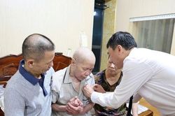 Lãnh đạo xã Xuân Mai trao Huy hiệu Đảng tặng các đảng viên cao tuổi dịp 2-9