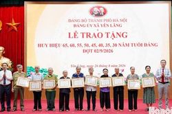 X&atilde; Y&ecirc;n L&atilde;ng trao Huy hiệu Đảng cho 88 đảng vi&ecirc;n dịp 2/9