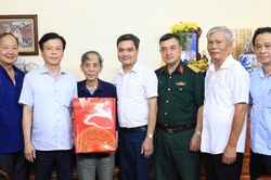 Phường T&acirc;y Hồ thăm, tặng qu&agrave; người c&oacute; c&ocirc;ng dịp Quốc kh&aacute;nh 2-9