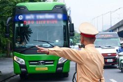Lần đầu xử phạt xe khách không giữ khoảng cách an toàn trên cao tốc