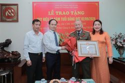 Đảng bộ phường Việt Hưng trao Huy hiệu Đảng tặng c&aacute;c đảng vi&ecirc;n l&atilde;o th&agrave;nh