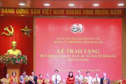 Phường Thanh Xu&acirc;n trao Huy hiệu Đảng, tri &acirc;n những chặng đường cống hiến