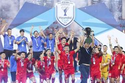 Những 'Chiến binh Sao vàng' lần thứ tư bước lên đỉnh Đông Nam Á, tạo ra hàng loạt cột mốc đặc biệt cho lịch sử bóng đá Việt Nam.