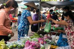 Tình cờ gặp mẹ vợ ở chợ, tôi mới biết sự thật vợ giấu bấy lâu nay, về mở tủ của cô ấy mà tôi sốc