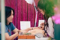Sau 'Mưa đỏ', Hạ Anh đi làm nail