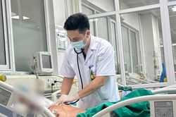 Sốt cao, đau đầu, người đ&agrave;n &ocirc;ng rối loạn &yacute; thức, rơi v&agrave;o nguy kịch