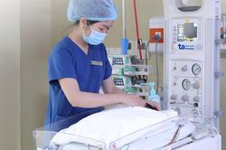 Bé sinh non 30 tuần suy hô hấp nặng, hồi phục sau 'giờ vàng' cấp cứu