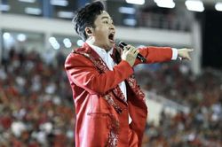 Sân Mỹ Đình bùng nổ với màn trình diễn của ca sĩ Tùng Dương