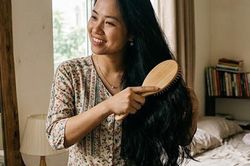Lược chải tóc bẩn có thể ảnh hưởng đến tóc và da đầu thế nào?