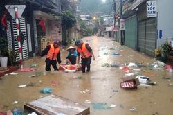 5 người thương vong, gần 4000 ngôi nhà vẫn ngập do mưa lũ những ngày qua