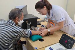 Lý do người trên 60 tuổi nhất định phải tiêm vaccine đầy đủ